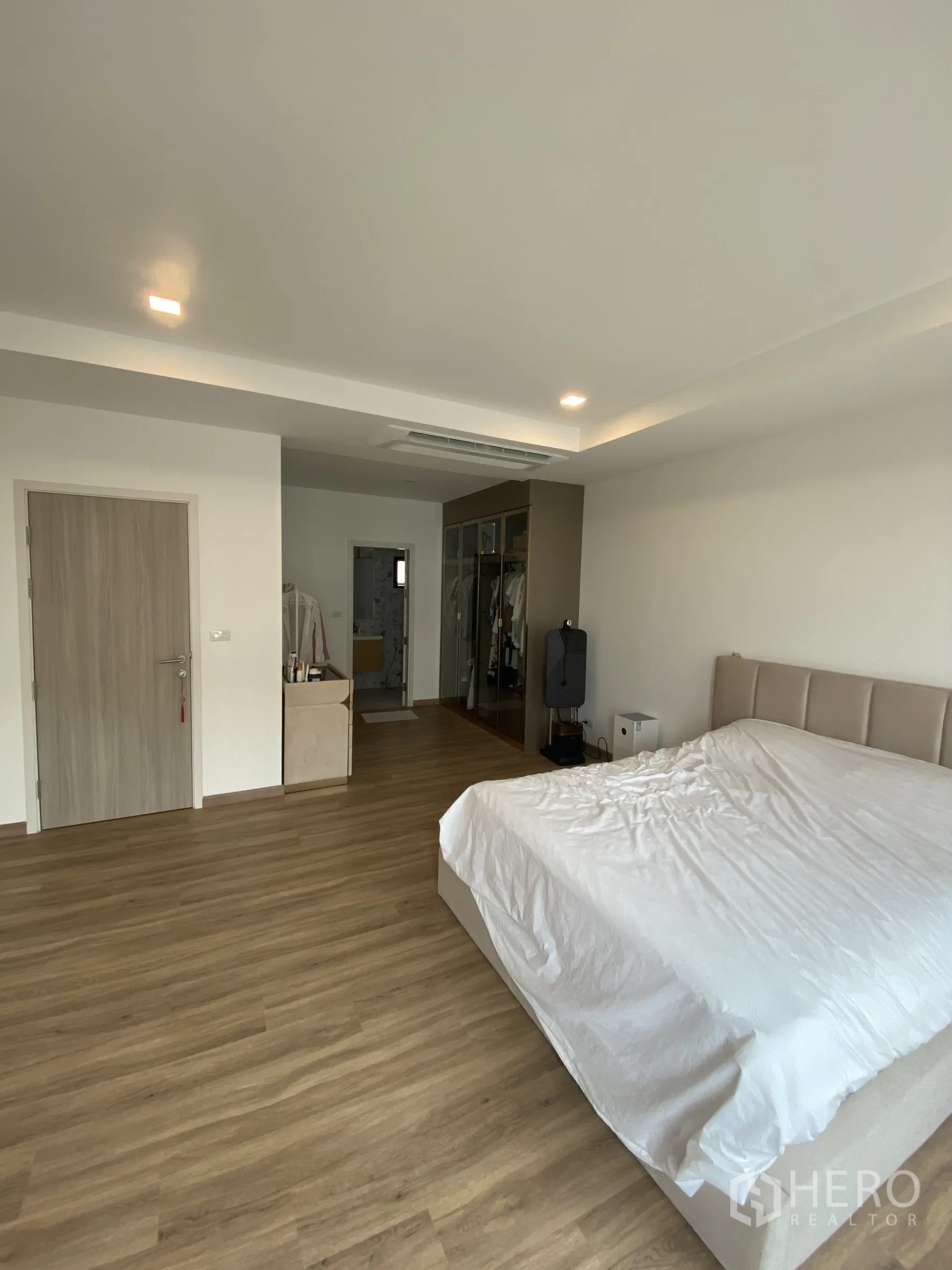 Townhouse for rent or sale in Bang Khae, Bangkok - Master bedroom view toward wardrobe area and ensuite entrance