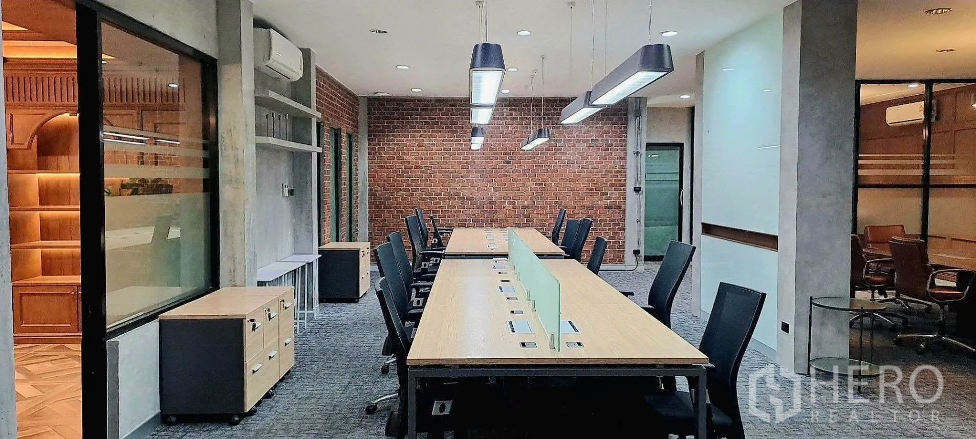 家庭办公室 for rent in Lat Phrao, Bangkok - 开放工位区，长条工位、工作照明与红砖装饰墙。