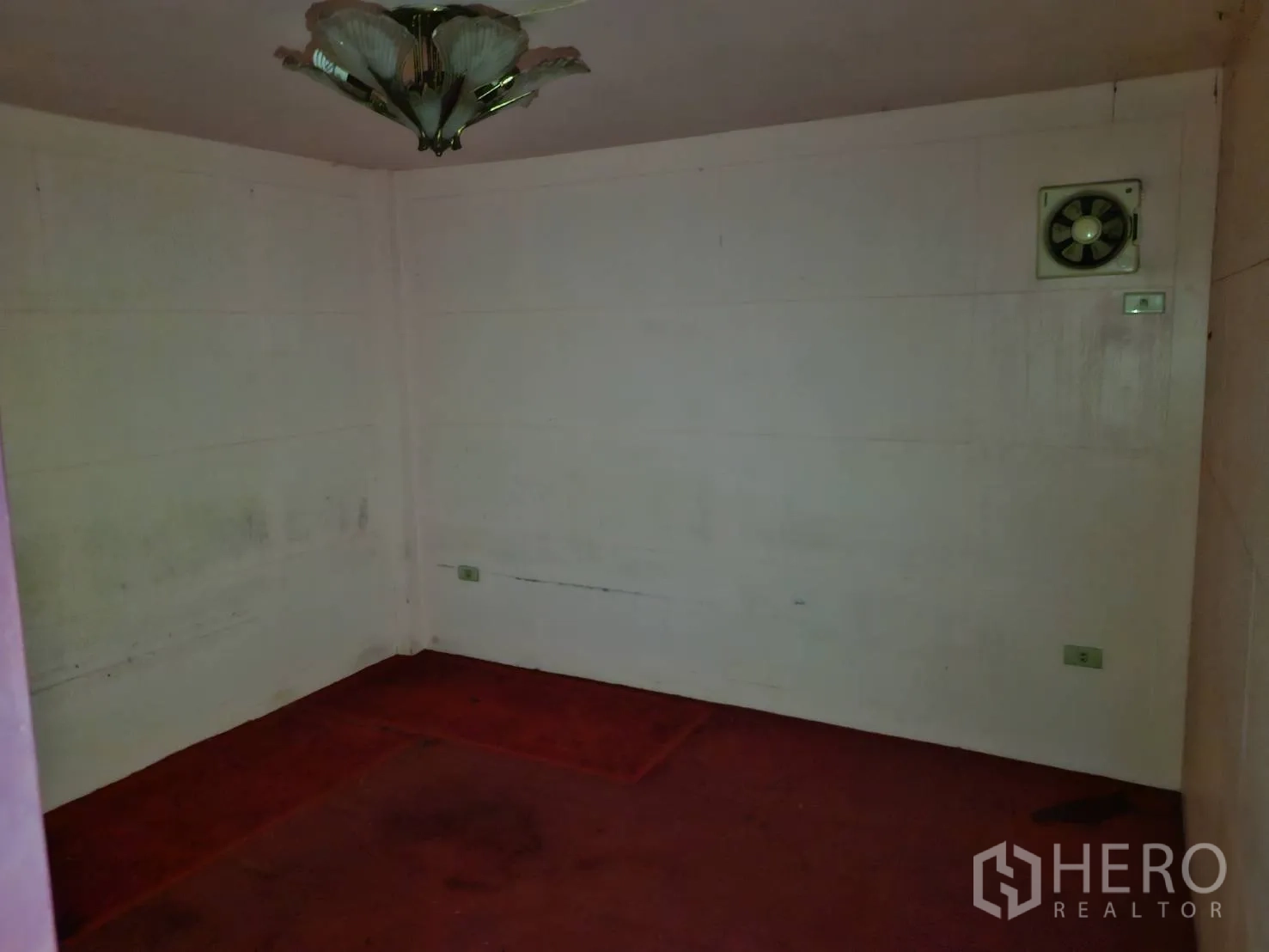 อาคารพาณิชย์ ให้เช่าในBang Rak, Bangkok - ห้องว่างขนาดเล็ก มีพัดลมดูดอากาศผนังและโคมไฟเพดาน