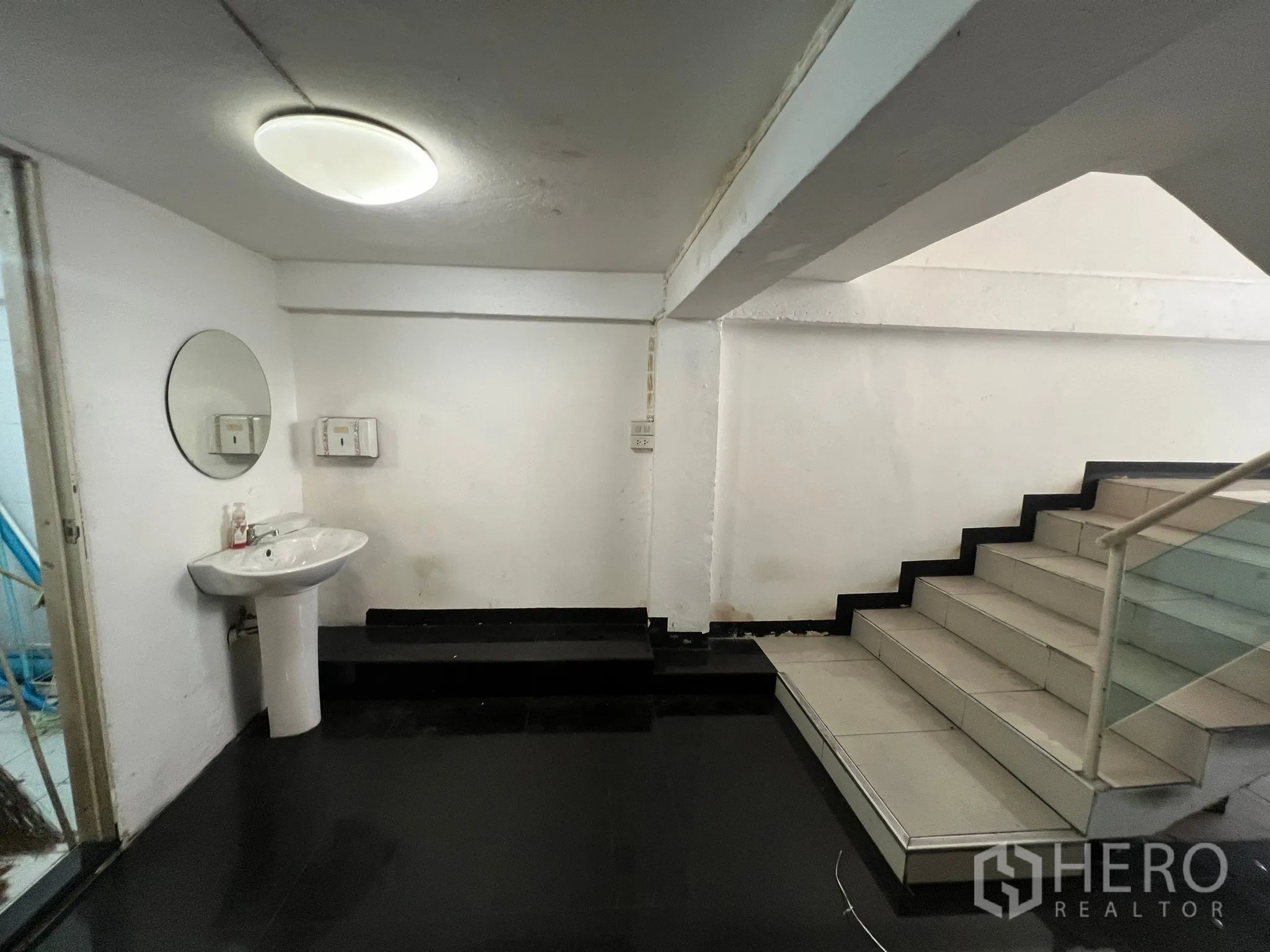 อาคารพาณิชย์ ให้เช่าในKhlong Toei, Bangkok - ชานพักบันได มีอ่างล้างหน้า พื้นสีดำ ผนังสีขาว