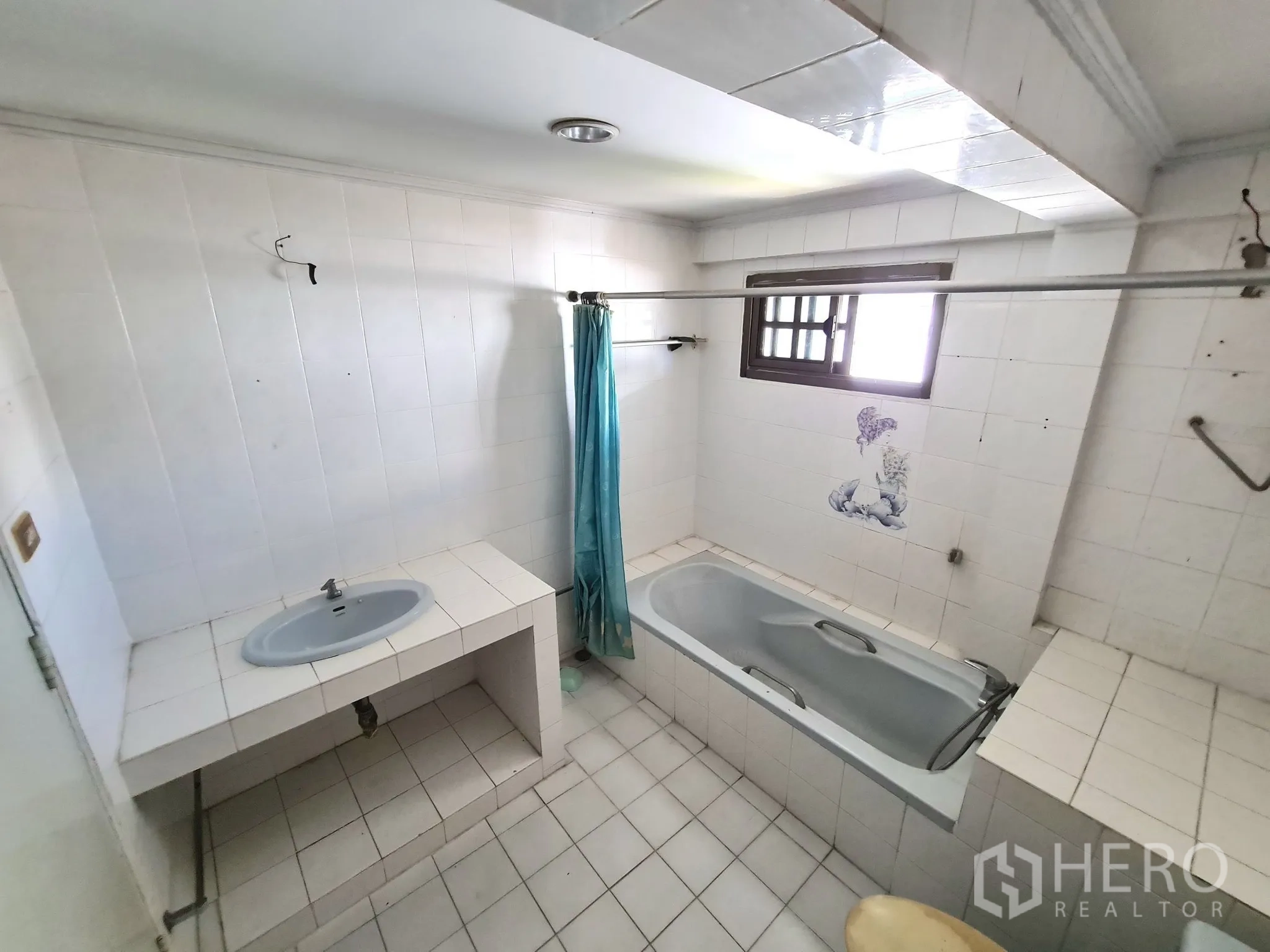 บ้าน ขายในChatuchak, Bangkok - ห้องน้ำกระเบื้องสีขาวสว่างพร้อมอ่างอาบน้ำบิลท์อิน