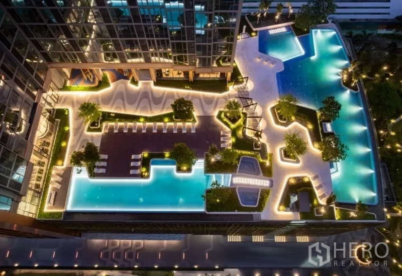 คอนโด ให้เช่าหรือขายในSathon, Bangkok - มุมสูงยามค่ำของสระว่ายน้ำสไตล์รีสอร์ตและดาดฟ้าจัดภูมิทัศน์