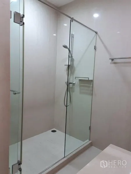 Condominium for rent in Pathum Wan, Bangkok - Bathroom featuring a frameless glass shower with handheld shower set.