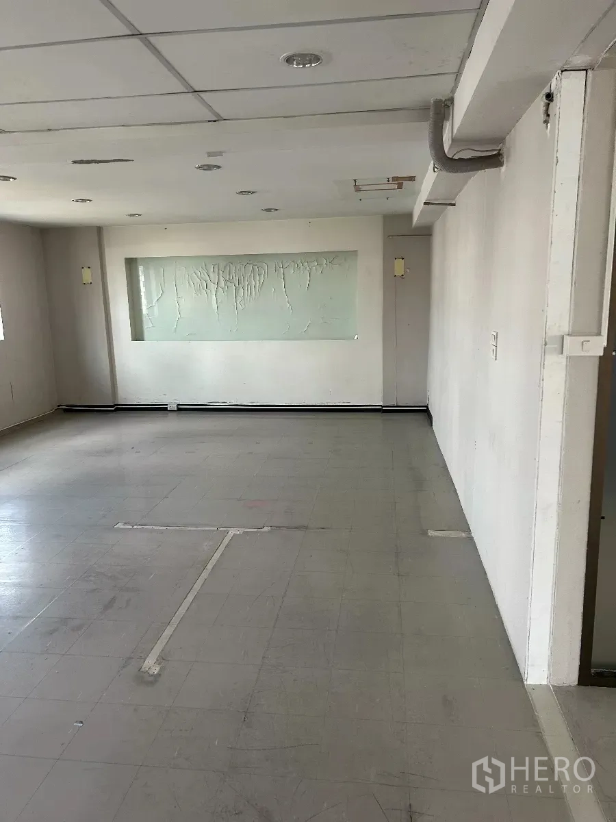 办公空间 出租在Din Daeng, Bangkok - 角落区域带内凹墙面与乙烯基地板，适合会议或茶水间。