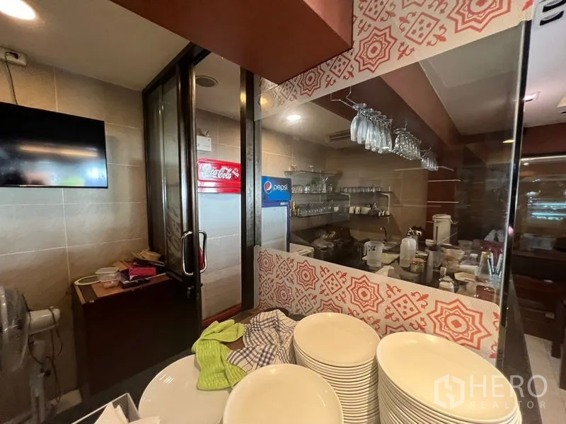 零售空间 出租或出售在Khlong Toei, Bangkok - 饮品准备角，挂杯架并可透视厨房。