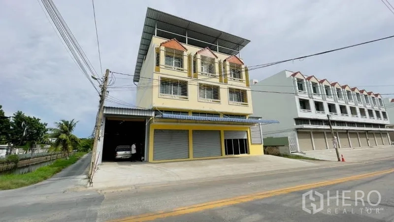 คลังสินค้า ให้เช่าในBang Khun Thian, Bangkok - อาคารโกดังพร้อมสำนักงานมุมถนน ประตูม้วนหลายบานและลานโหลดสินค้าคลุมหลังคา ในเขตบางขุนเทียน กรุงเทพฯ