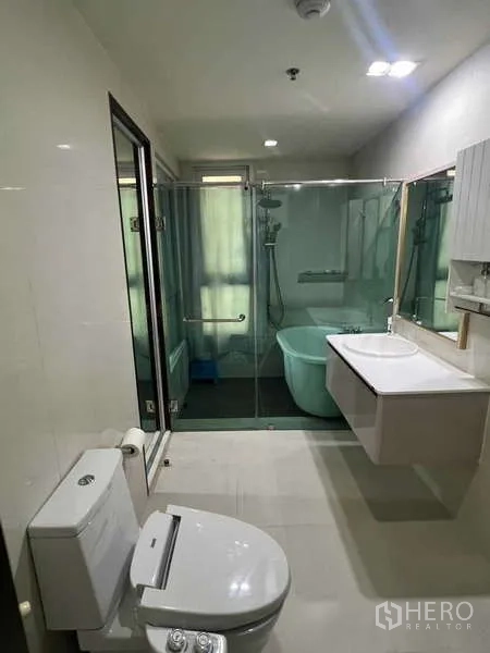 คอนโด ขายในKhlong Toei, Bangkok - ห้องน้ำสไตล์โมเดิร์น แบ่งส่วนเปียกด้วยกระจก มีฝักบัว อ่างอาบน้ำ เคาน์เตอร์อ่างล้างหน้าและโถสุขภัณฑ์