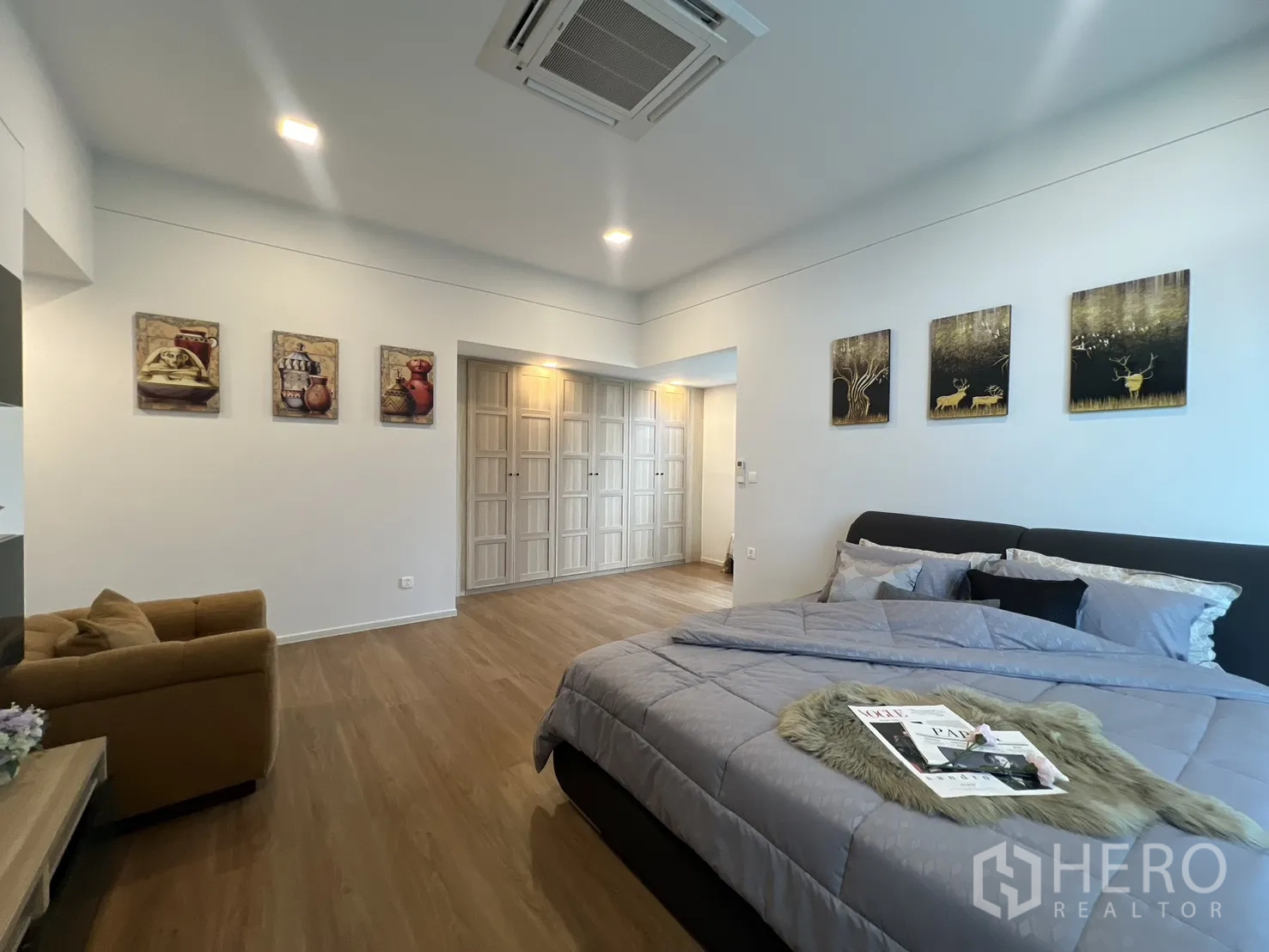 独立式住宅 出租在Saphan Sung, Bangkok - 主卧床区，展示搁架与柔和灯光