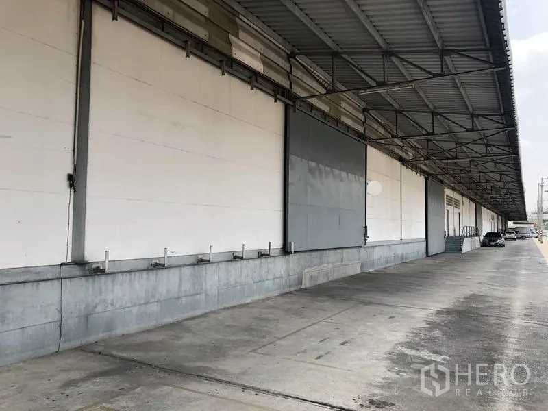 货栈 出租在Khlong Luang, Pathum Thani - 带雨棚的装卸月台，宽幅卷闸门，卡车回转空间充足。