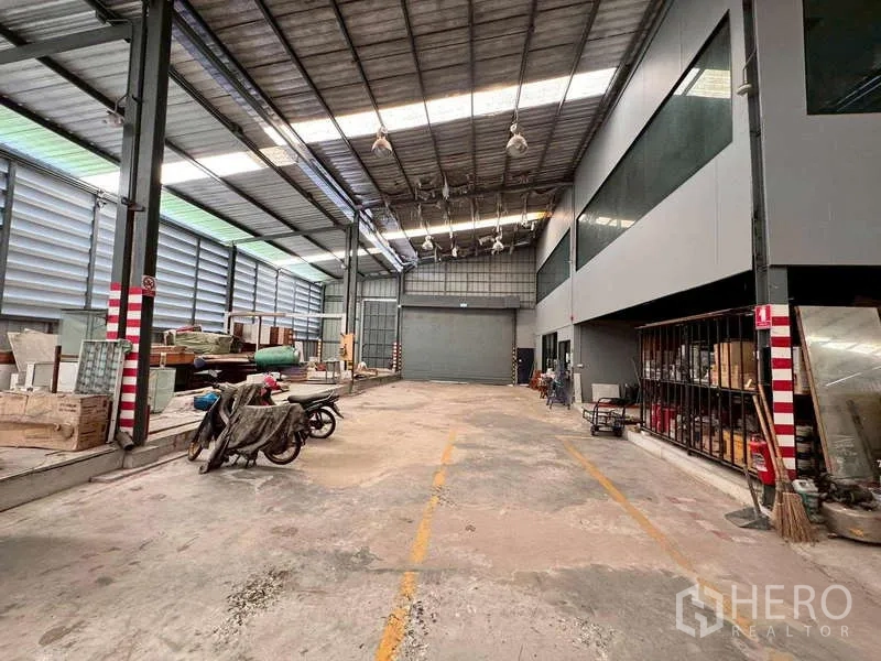 คลังสินค้า ให้เช่าในPrawet, Bangkok - โซนโหลดสินค้าภายในโกดังพร้อมประตูม้วนและช่องจราจร