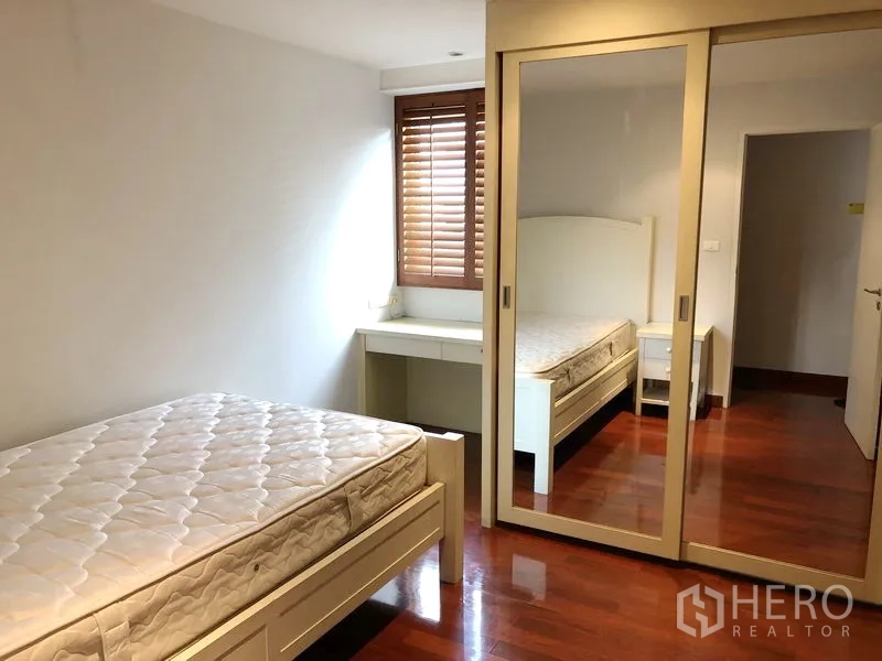 คอนโด ให้เช่าในWatthana, Bangkok - ห้องนอนที่สองมีเตียงเดี่ยว โต๊ะทำงานบิลท์อิน และตู้เสื้อผ้าบานเลื่อนกระจก