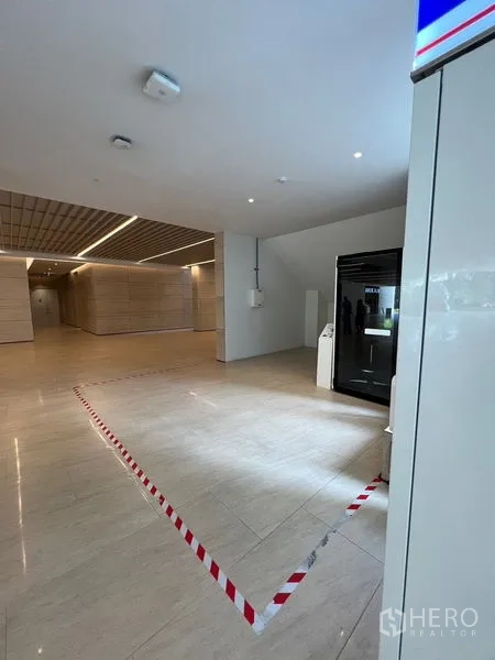 零售空间 出租 - 明亮建筑大堂，划定的零售亭位，旁有玻璃展示柜