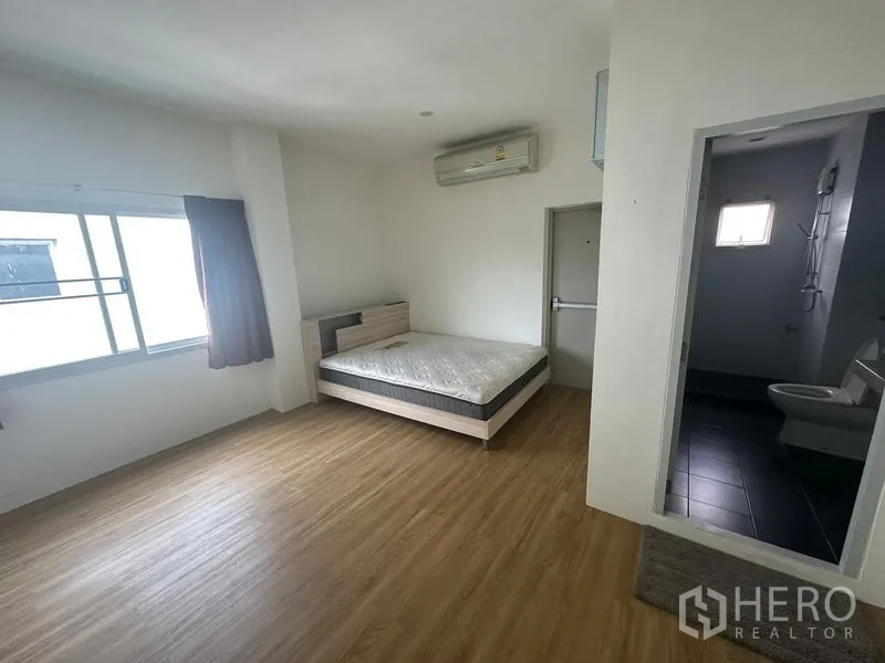 สำนักงานที่บ้าน ให้เช่าในWang Thonglang, Bangkok - ห้องนอนมีห้องน้ำในตัว หน้าต่าง และเครื่องปรับอากาศ