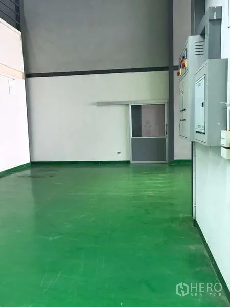 โรงงาน ให้เช่าในBang Phli, Samut Prakan - ทางเดินสะอาดพื้นอีพ็อกซี่สีเขียวไปยังประตูบานเลื่อนและตู้ไฟ