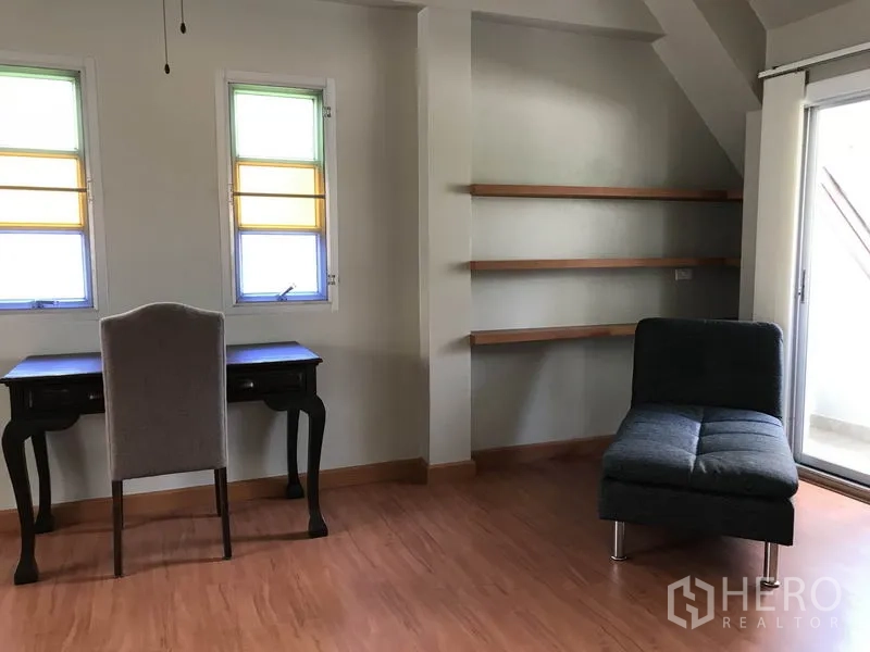 บ้าน ให้เช่าในKhlong Toei, Bangkok - มุมทำงานพร้อมโต๊ะ ชั้นวางแบบเปิด และประตูออกสู่ระเบียง