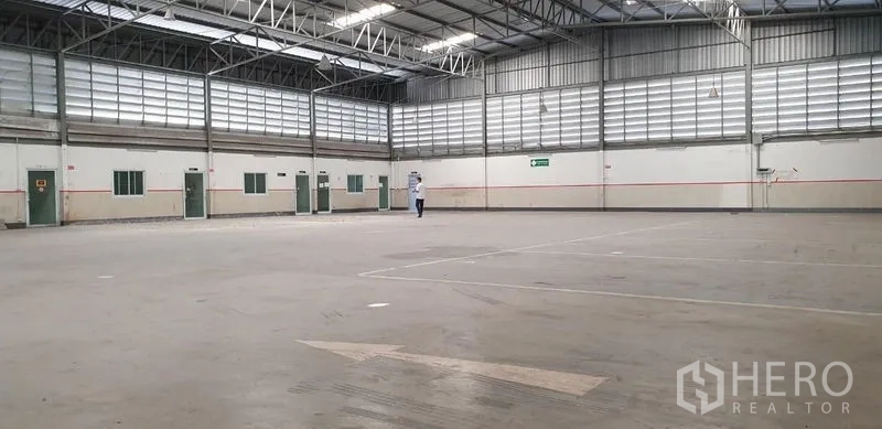 คลังสินค้า ให้เช่าในLam Luk Ka, Pathum Thani - พื้นที่โกดังโล่งกว้าง พื้นคอนกรีต หลังคาสูงและช่องลมยาว
