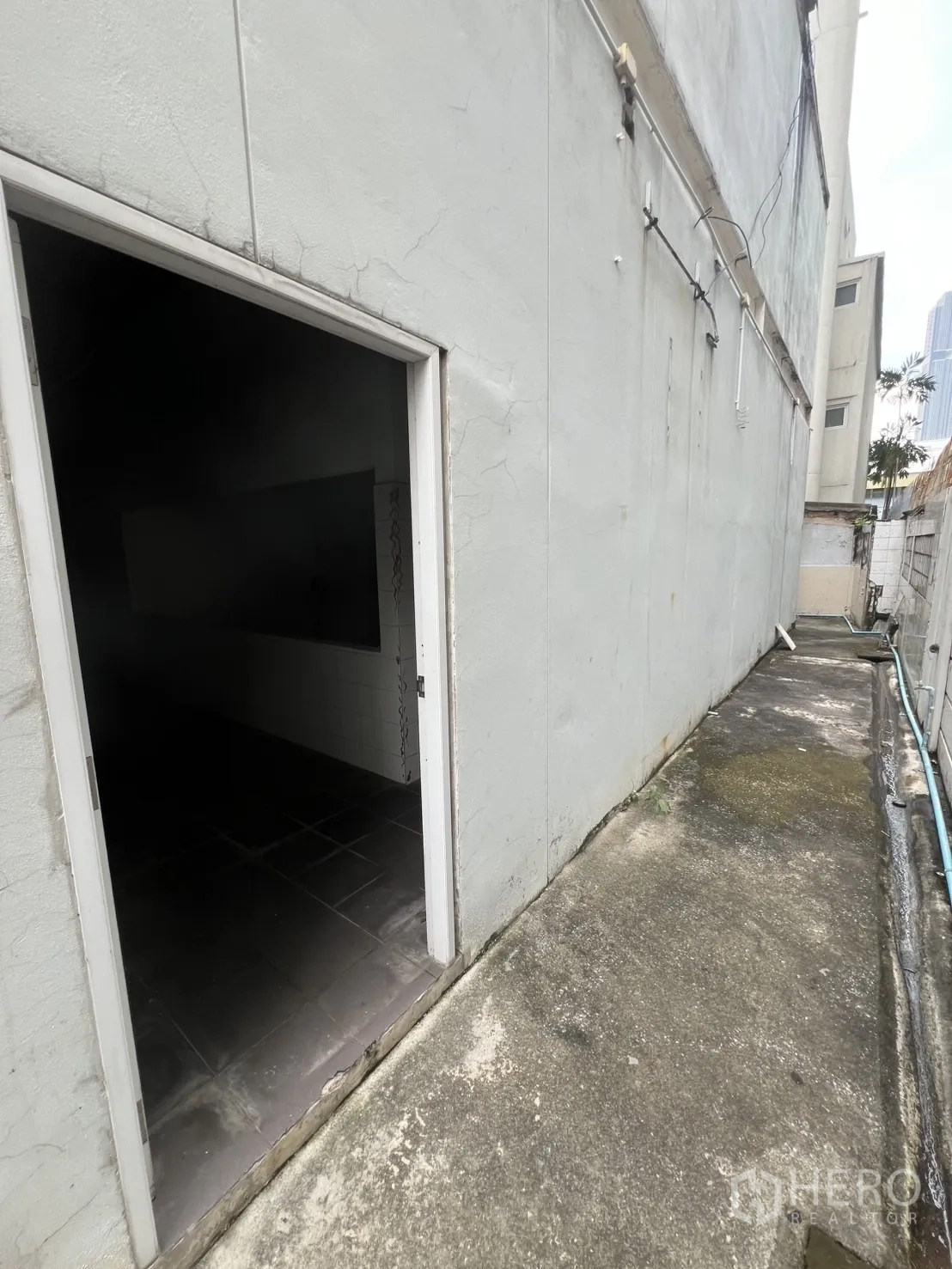 พื้นที่ขายปลีก ให้เช่าในWatthana, Bangkok - ห้องน้ำก่อสร้างยังไม่เสร็จ มีท่อรอการติดตั้ง