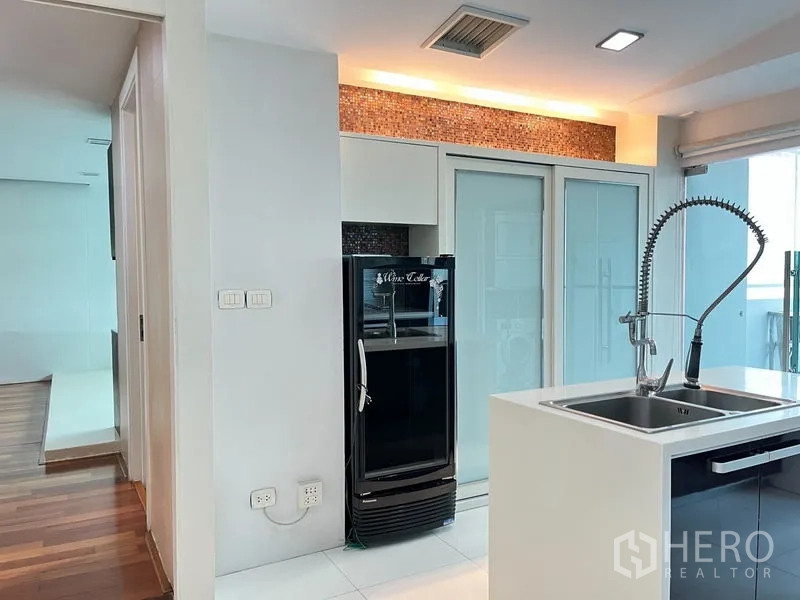 คอนโด ให้เช่าในKhlong Toei, Bangkok - มุมครัวสมัยใหม่ มีไอส์แลนด์ซิงก์ ตู้แช่ไวน์ และประตูกระจกฝ้า