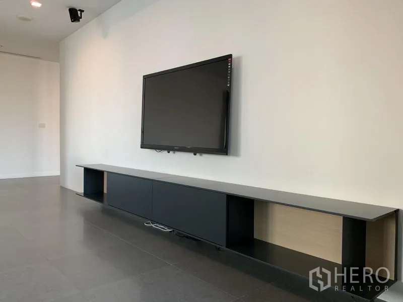 คอนโด ให้เช่าในKhlong San, Bangkok - ห้องนั่งเล่นมินิมอล ทีวีจอแบนติดผนังและชั้นวางตัวยาว