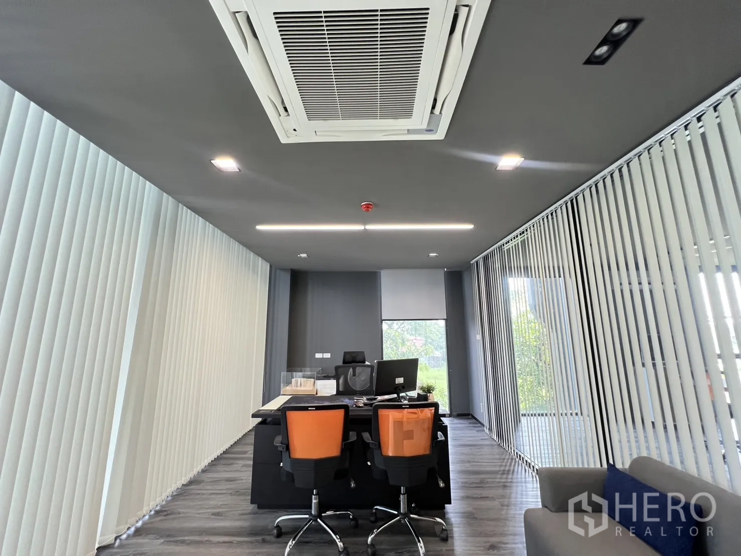 คลังสินค้า ขายในLat Krabang, Bangkok - ห้องผู้บริหาร แอร์ฝังฝ้า โต๊ะทำงาน และมู่ลี่แนวตั้ง.