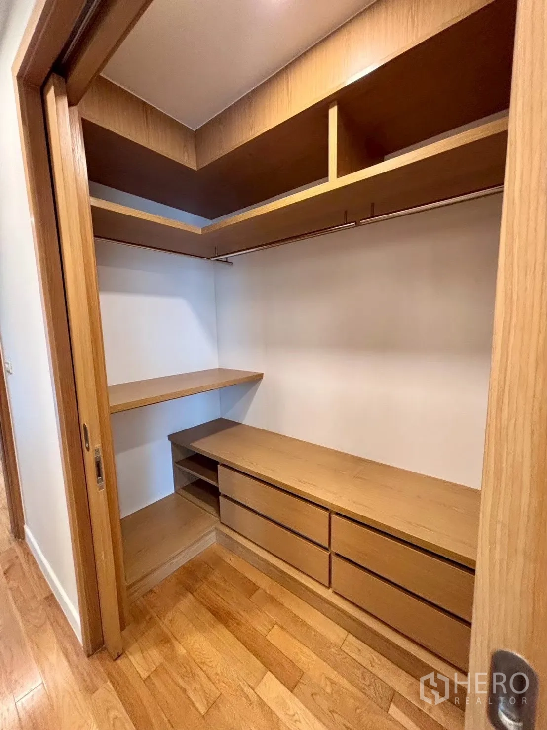 Condominium for rent in Khlong Toei, Bangkok - Another angle of the walk-in closet with wooden storage
