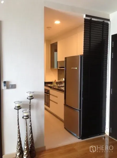 คอนโด ให้เช่าในWatthana, Bangkok - ครัวแบบแกลลีย์กะทัดรัด มีตู้เย็นสแตนเลส เตาและตู้บิวต์อินโทนขาว