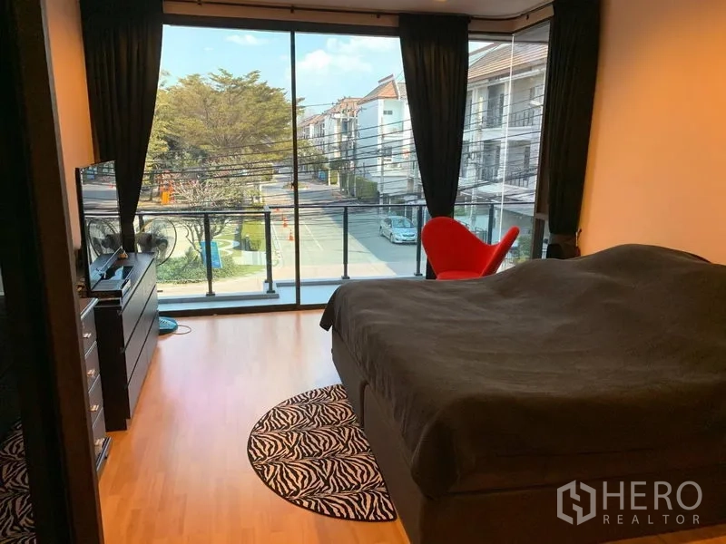 ทาวน์เฮาส์ ให้เช่าหรือขายในChatuchak, Bangkok - ห้องนอนใหญ่กระจกเต็มผนัง พื้นไม้ ระเบียง มองเห็นถนนด้านหน้า