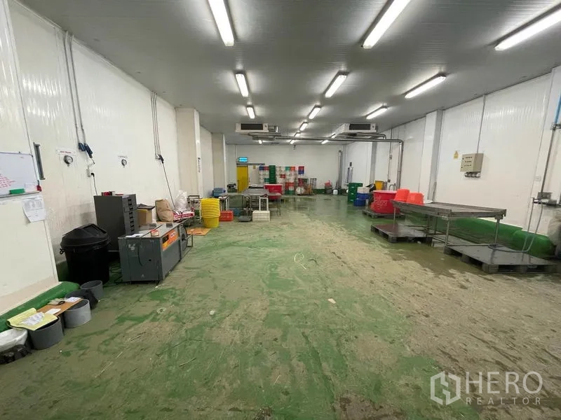 工厂 出售在Mueang Samut Sakhon, Samut Sakhon - 大型生产车间，顶部冷机，绿色环氧地坪与多处工位。