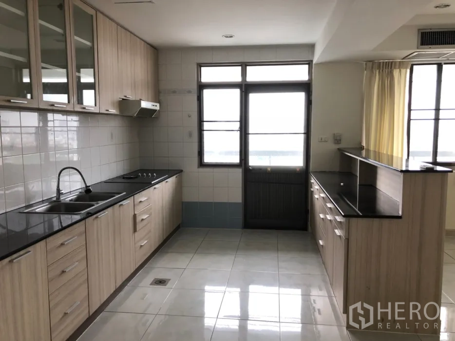 คอนโด ให้เช่าในWatthana, Bangkok - ภาพซ้ำ: ห้องครัวสว่าง เคาน์เตอร์ยาวและหน้าต่าง