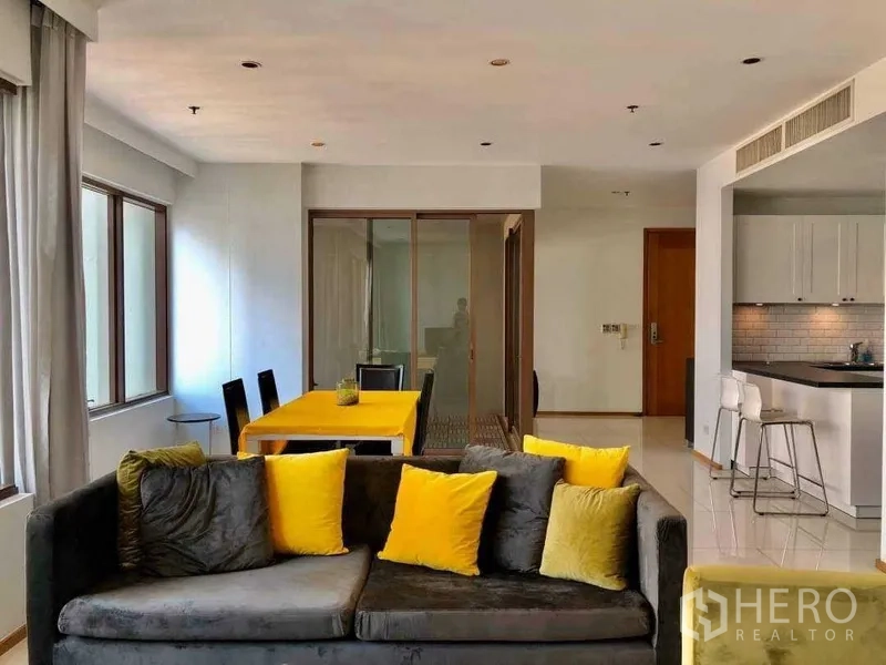 คอนโด ขายในKhlong Toei, Bangkok - ห้องนั่งเล่นเชื่อมโต๊ะทานอาหารและครัว เพดานดาวน์ไลท์และห้องกระจกบานเลื่อน