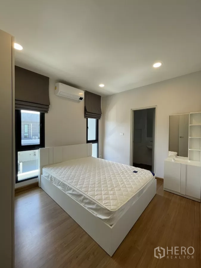 Detached House for rent in Bang Phli, Samut Prakan - Bedroom showing en-suite entrance and compact dressing corner.