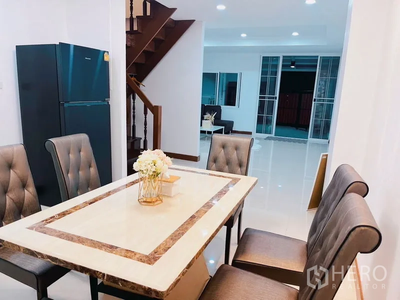联排别墅 出租在Huai Khwang, Bangkok - 餐区在楼梯旁，配大冰箱，可眺望客厅。