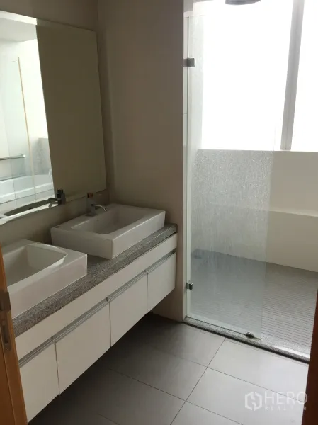 คอนโด ให้เช่าในKhlong Toei, Bangkok - ห้องน้ำสมัยใหม่ อ่างล้างหน้าคู่ กระจกบานใหญ่ และฝักบัวกระจก