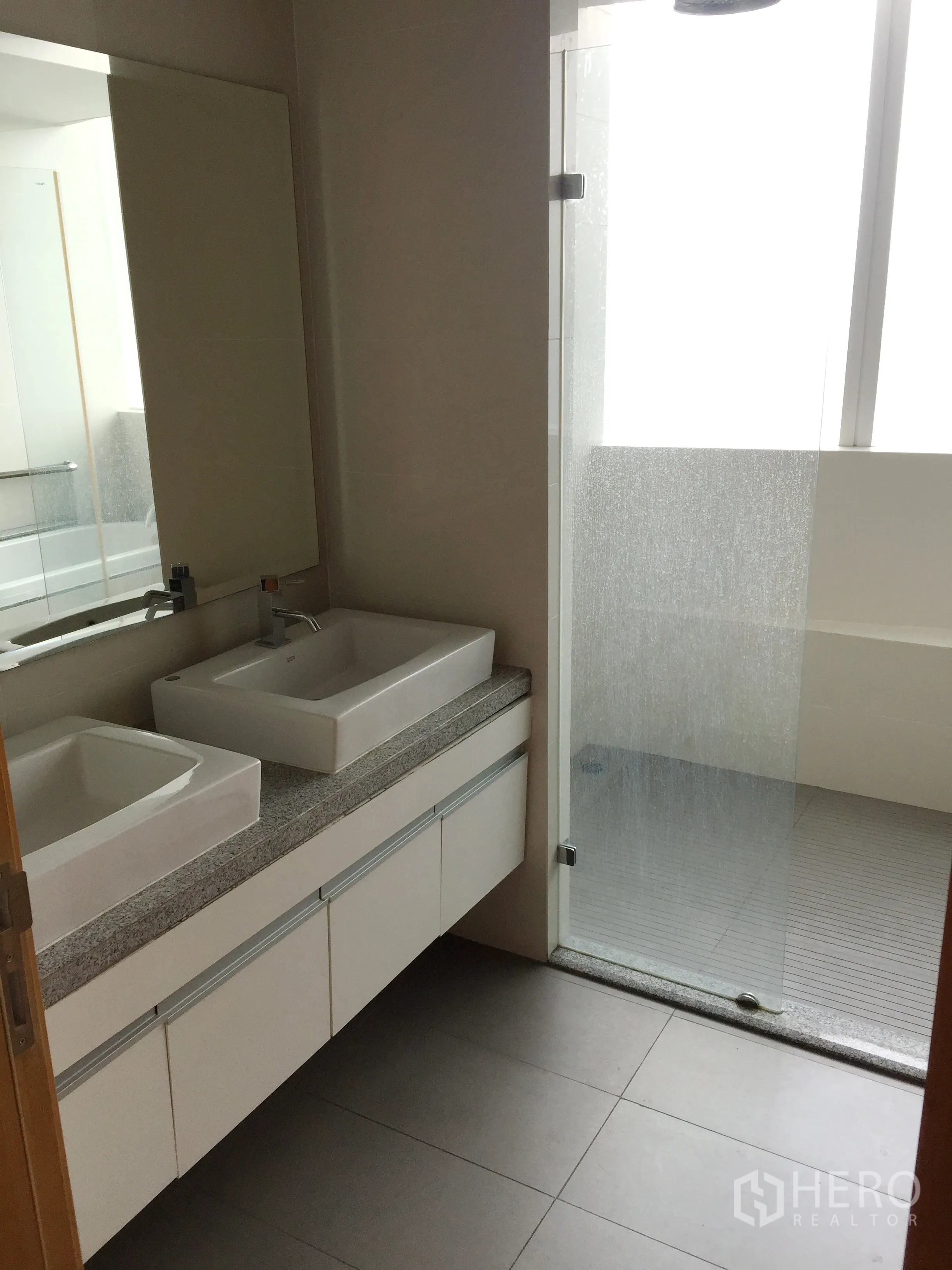 คอนโด ให้เช่าในKhlong Toei, Bangkok - ห้องน้ำสมัยใหม่ อ่างล้างหน้าคู่ กระจกบานใหญ่ และฝักบัวกระจก