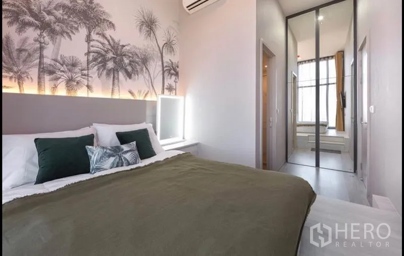 公寓 出租在Phra Khanong, Bangkok - 卧室望向化妆台与通往客厅的玻璃滑门。