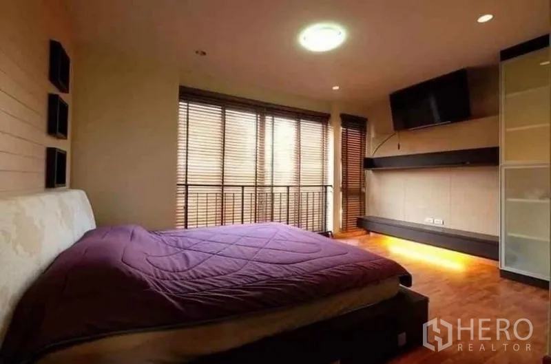 ทาวน์เฮาส์ ให้เช่า - ห้องนอนใหญ่ หน้าต่างบานกว้าง ทีวีติดผนัง และไฟซ่อนใต้ชั้นวาง