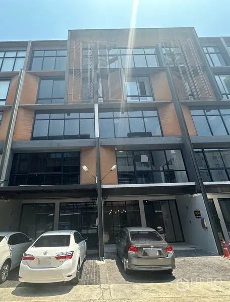 Home Office for rent - Modern multi-storey home office facade with large glass windows and on-site parking in On Nut.