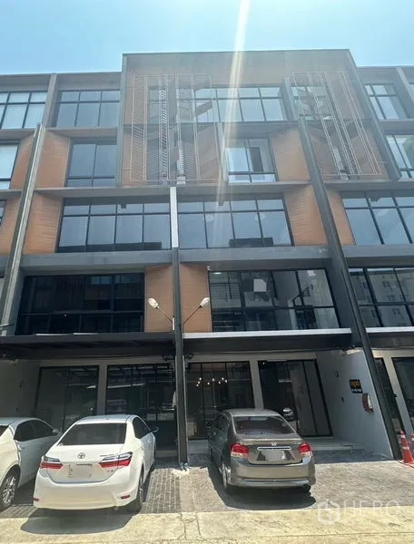 Home Office for rent - Modern multi-storey home office facade with large glass windows and on-site parking in On Nut.