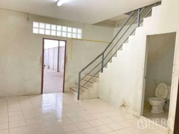 工厂 出租在Samut Prakan - 办公区，瓷砖地面，通往夹层的楼梯，带底层卫生间