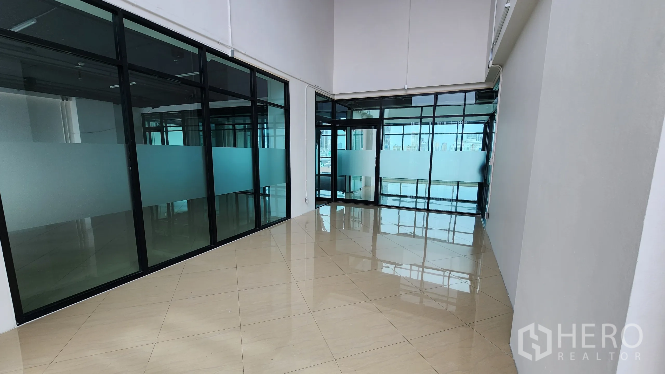Office Space for rent in Yan Nawa, Bangkok - Workspace beside frosted-glass partitions and glossy tiled floor.