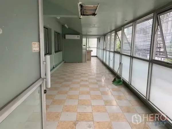 พื้นที่ขายปลีก ให้เช่าในWatthana, Bangkok - โถงทางเดินปิดล้อมกระจก พื้นลายตาราง โปร่งสว่างเหมาะทำดิสเพลย์