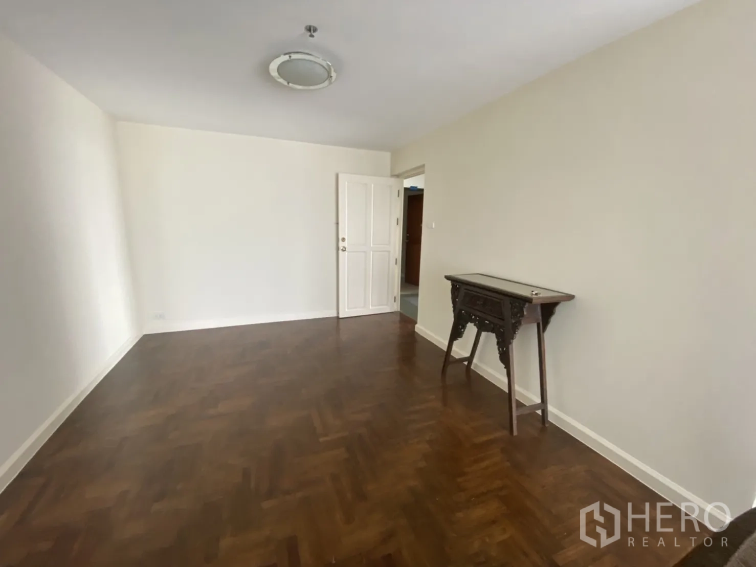 คอนโด ให้เช่าในWatthana, Bangkok - ห้องว่างพื้นปาร์เกต์ลายก้างปลา พร้อมโต๊ะคอนโซลแคบๆ