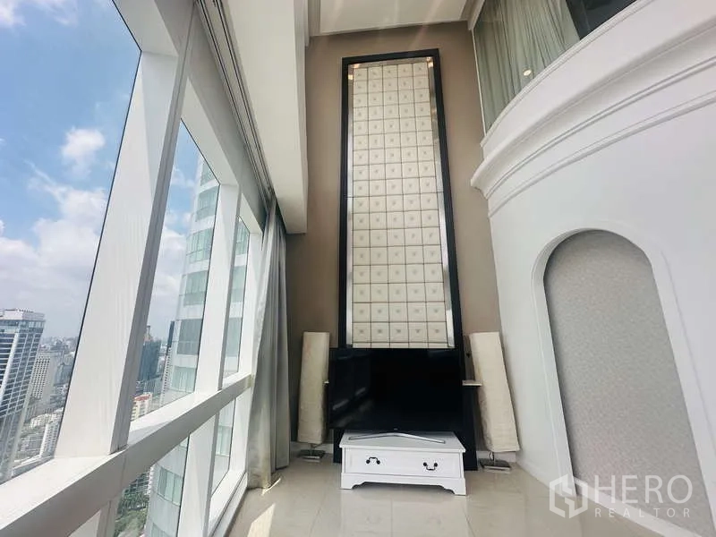 คอนโด ให้เช่าหรือขายในKhlong Toei, Bangkok - มุมพักผ่อนติดผนังกิมมิกสูง โฮมเธียเตอร์และตู้วางทีวี พร้อมกระจกสูงแบบพาโนรามา