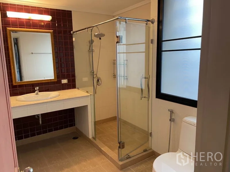 公寓 出租在Watthana, Bangkok - 浴室配玻璃淋浴房、盥洗台和窗户。