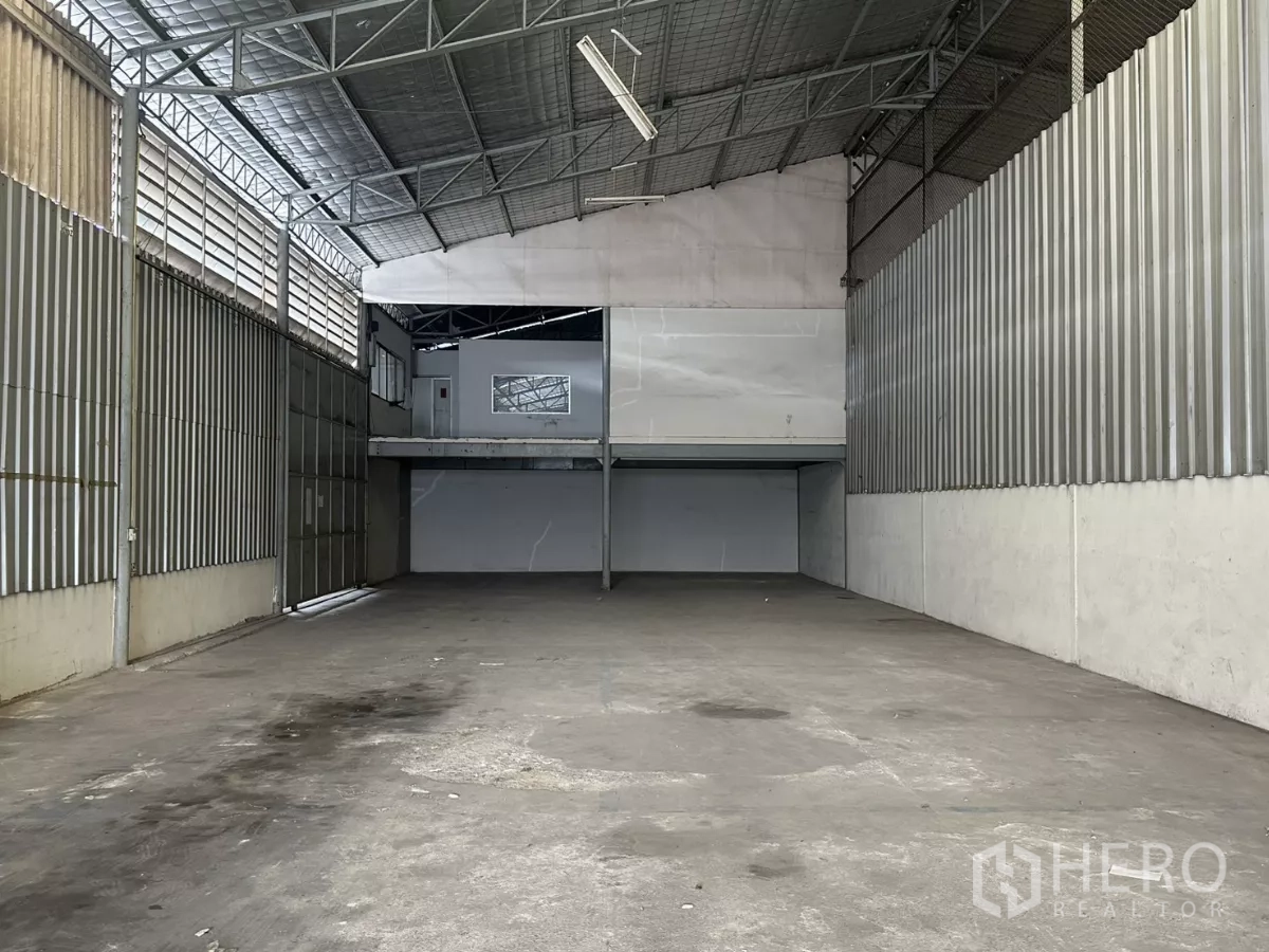 Warehouse for rent in Suan Luang, Bangkok - Warehouse section with mezzanine platform and a small enclosed room above.