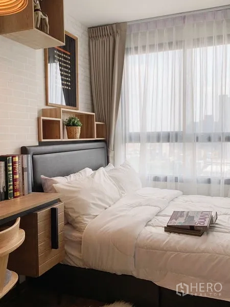 公寓 出租或出售在Phra Khanong, Bangkok - 卧室多功能角，书桌、单人床与落地窗配纱帘。