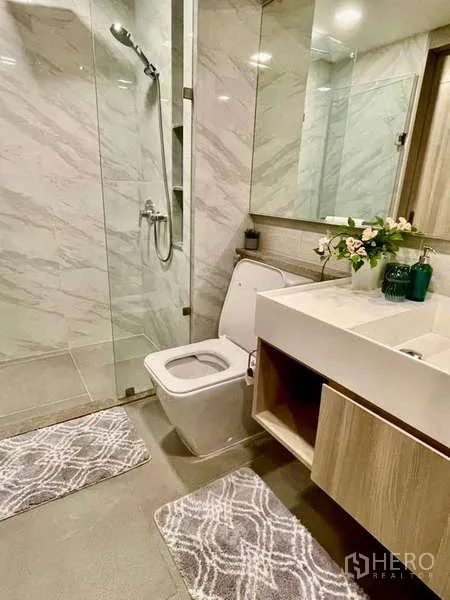 คอนโด ให้เช่าในWatthana, Bangkok - ห้องน้ำโมเดิร์นพร้อมตู้กระจกอาบน้ำ กระเบื้องลายหินอ่อน และอ่างล้างหน้าแขวน