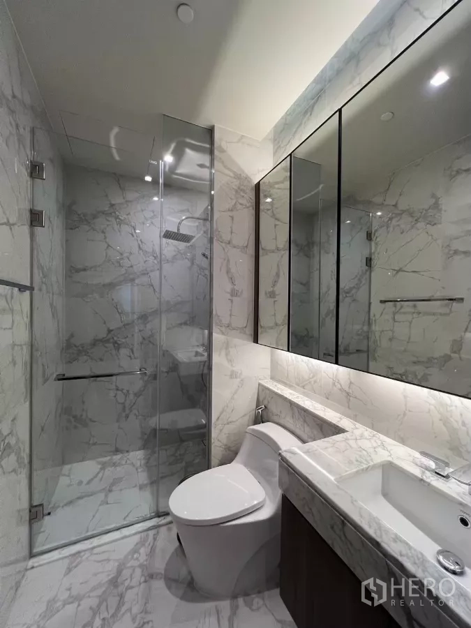 คอนโด ให้เช่าในWatthana, Bangkok - ห้องน้ำลวดลายหินอ่อน พร้อมตู้กระจก ไฟซ่อน และห้องอาบน้ำกระจก