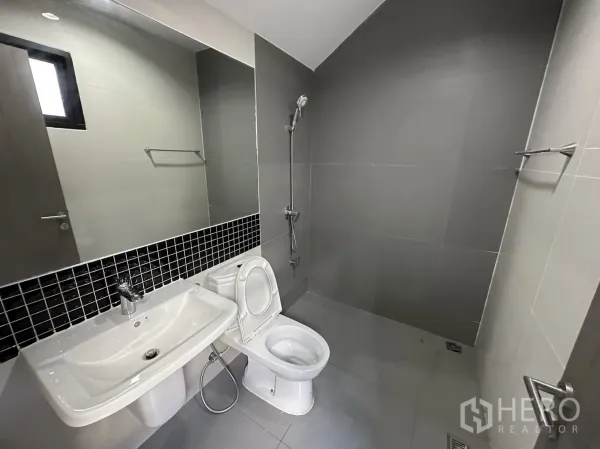 带办公室的家 出租或出售在Suan Luang, Bangkok - 现代卫浴，步入式淋浴、长镜、洗手盆与坐便器，灰色瓷砖。