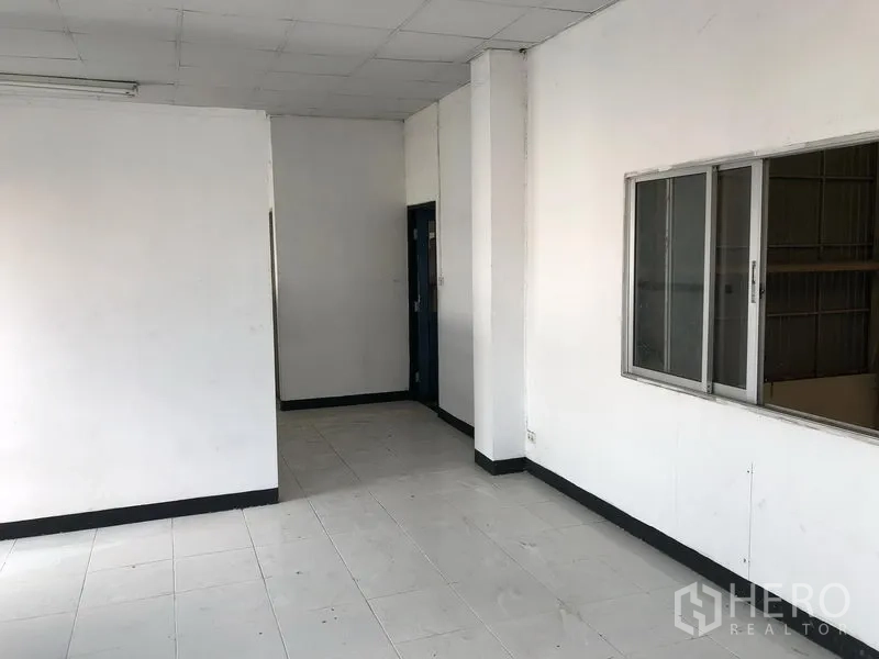 โรงงาน ให้เช่าในWang Noi, Phra Nakhon Si Ayutthaya - ห้องสำนักงานพื้นกระเบื้อง ผนังสีขาว เพดานฝ้า พร้อมหน้าต่างบานเลื่อนมองเห็นโกดัง